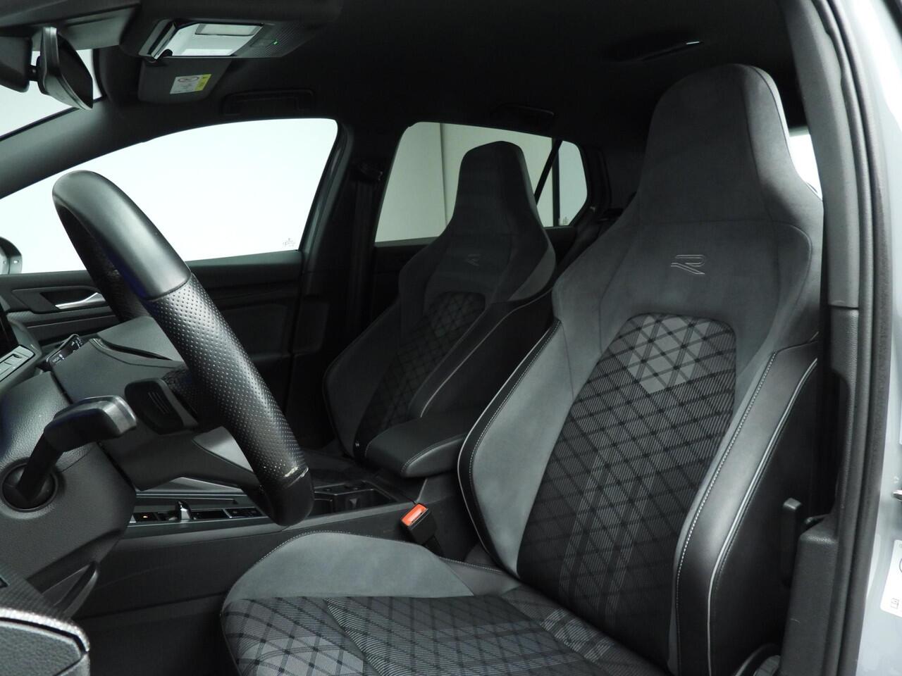 Volkswagen GOLF 1.5 eTSI R-Line Automaat | Stoelverwarming | Stuurverwarming | Active Cruise Control