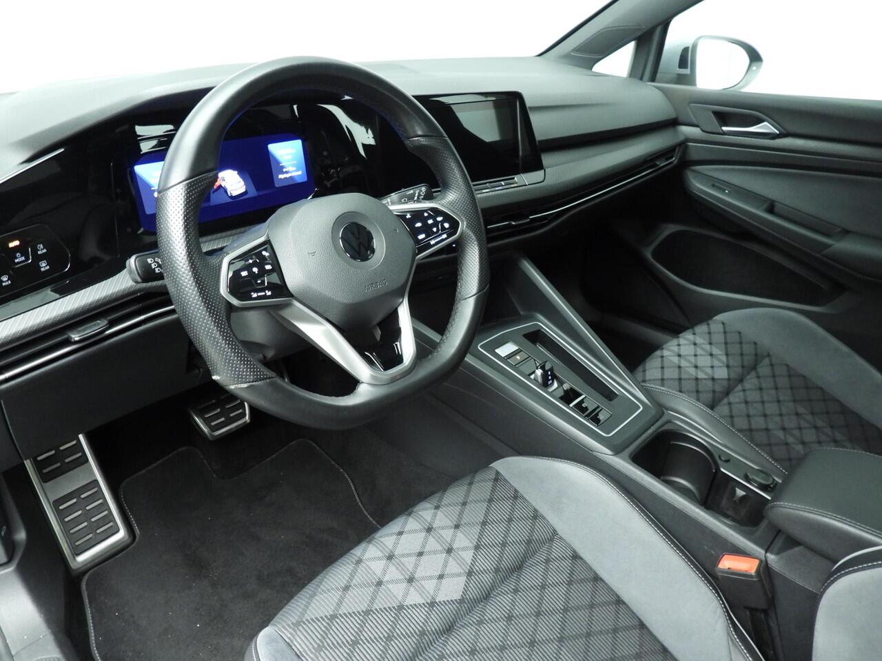 Volkswagen GOLF 1.5 eTSI R-Line Automaat | Stoelverwarming | Stuurverwarming | Active Cruise Control