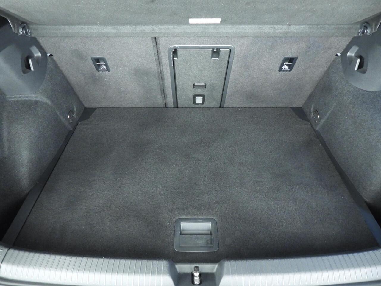 Volkswagen GOLF 1.5 eTSI R-Line Automaat | Stoelverwarming | Stuurverwarming | Active Cruise Control