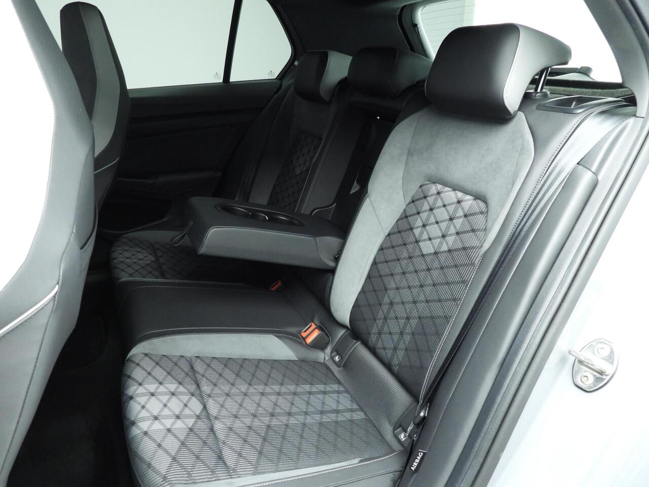 Volkswagen GOLF 1.5 eTSI R-Line Automaat | Stoelverwarming | Stuurverwarming | Active Cruise Control