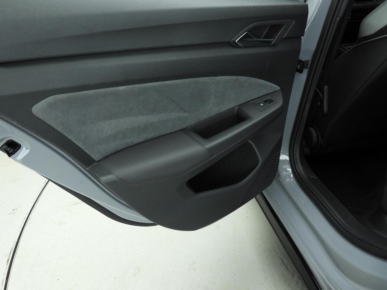 Volkswagen GOLF 1.5 eTSI R-Line Automaat | Stoelverwarming | Stuurverwarming | Active Cruise Control