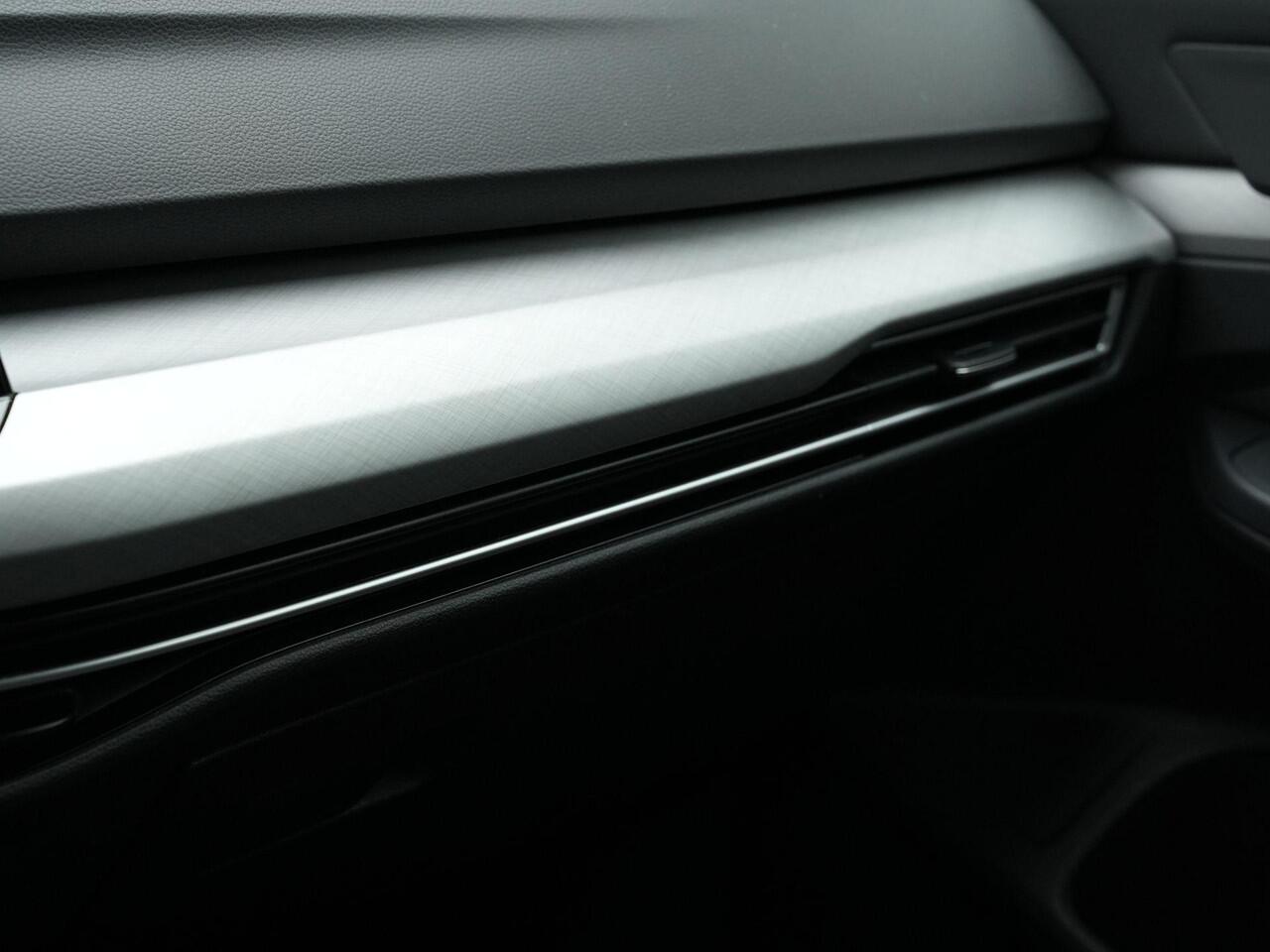 Volkswagen GOLF 1.5 eTSI 150 pk DSG Life | Trekhaak | Stoelverwarming | Adaptive Cruise | Navigatie