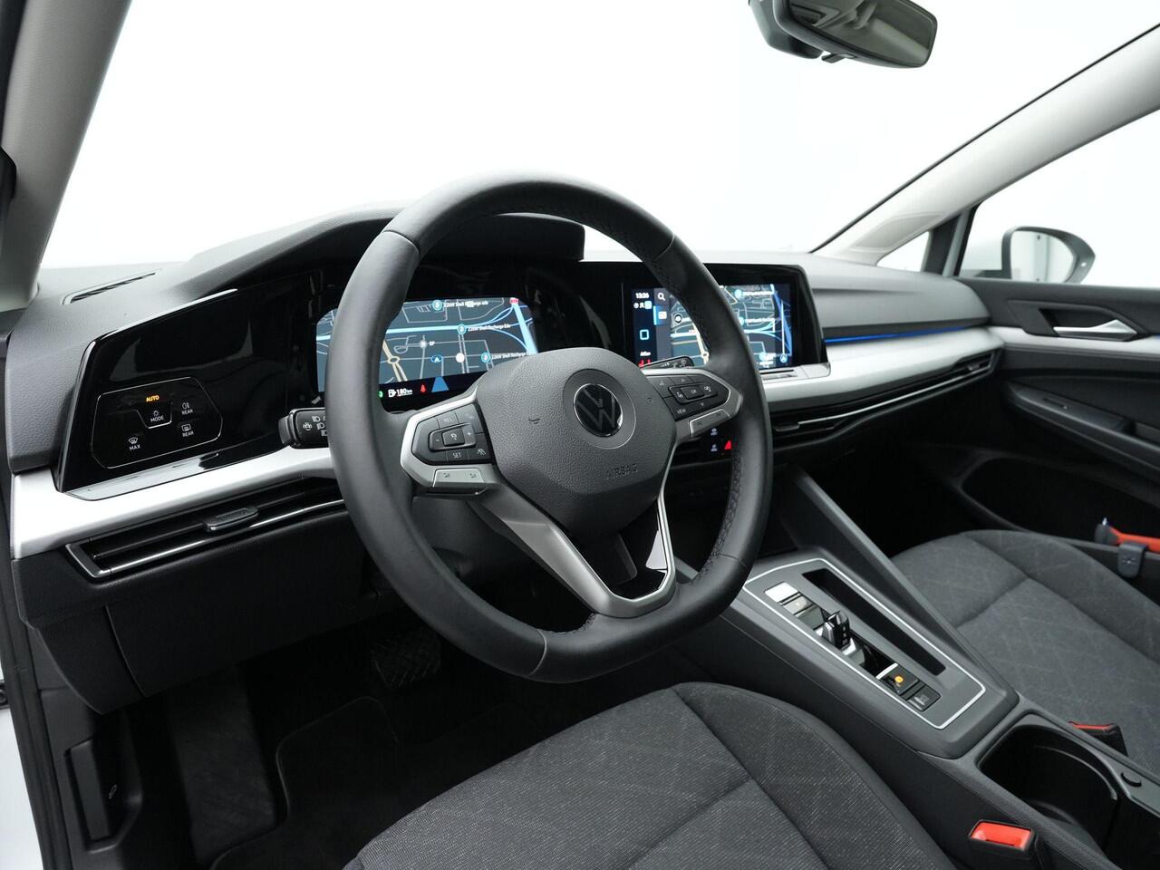 Volkswagen GOLF 1.5 eTSI 150 pk DSG Life | Trekhaak | Stoelverwarming | Adaptive Cruise | Navigatie