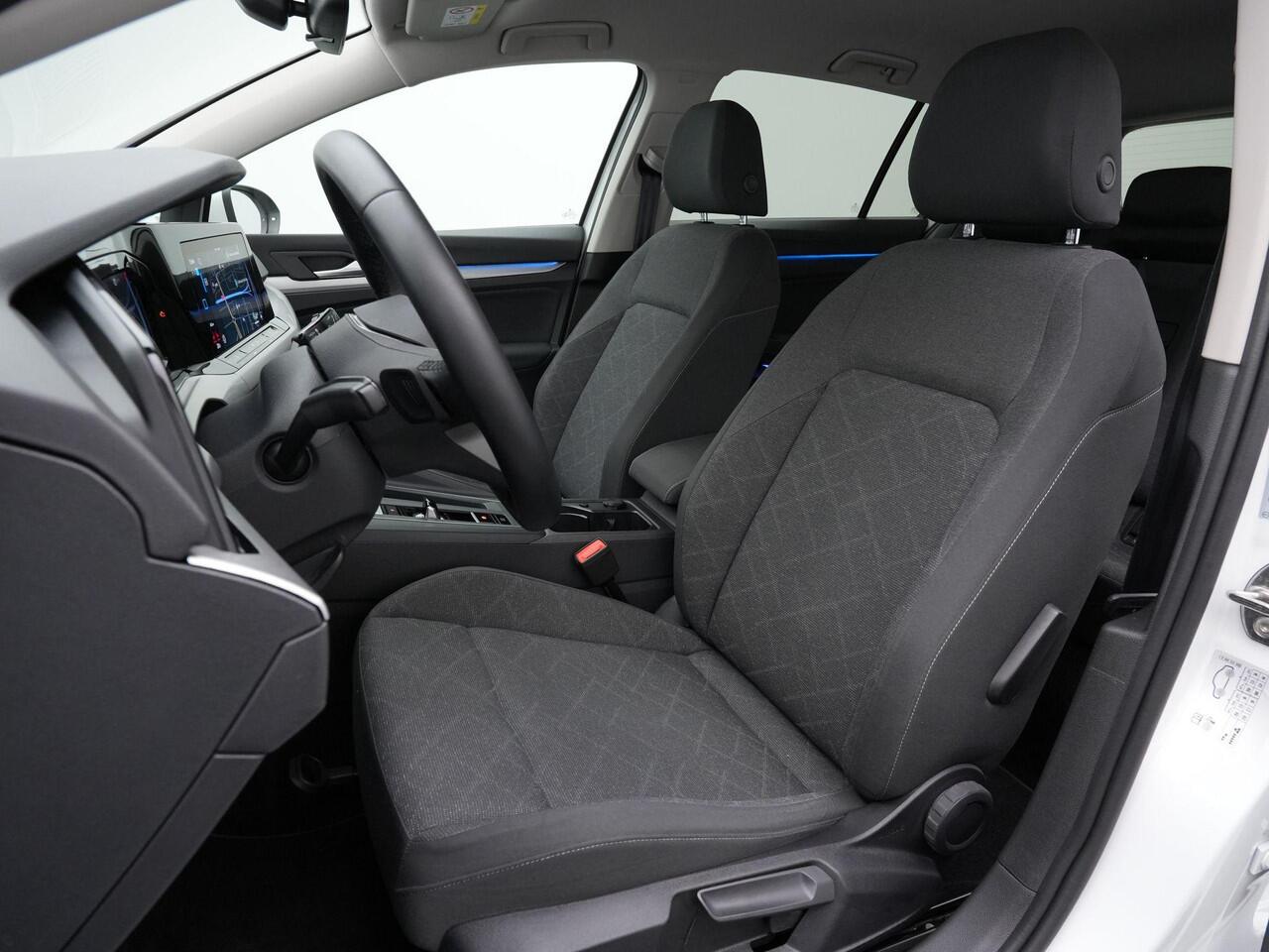 Volkswagen GOLF 1.5 eTSI 150 pk DSG Life | Trekhaak | Stoelverwarming | Adaptive Cruise | Navigatie