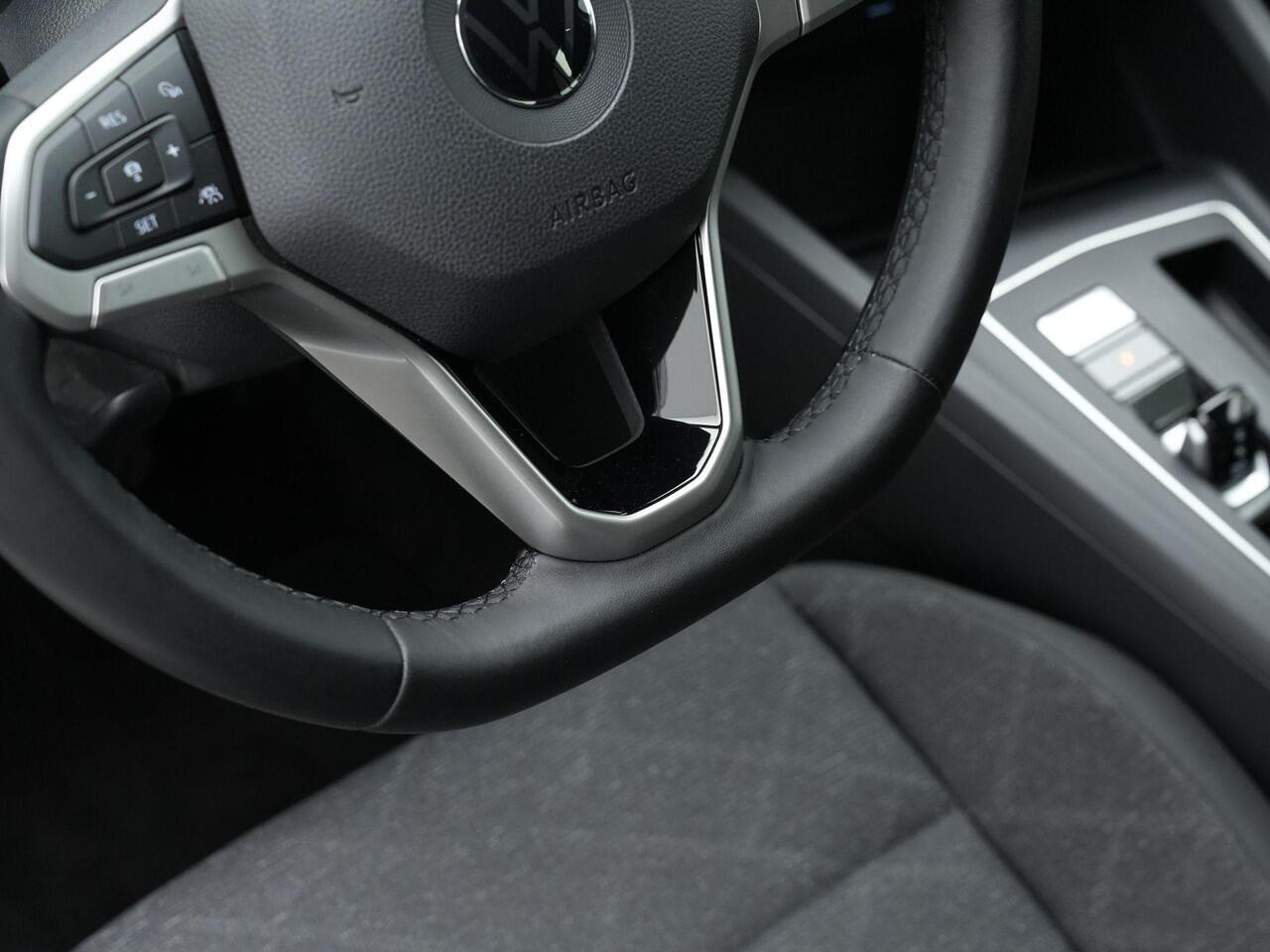 Volkswagen GOLF 1.5 eTSI 150 pk DSG Life | Trekhaak | Stoelverwarming | Adaptive Cruise | Navigatie