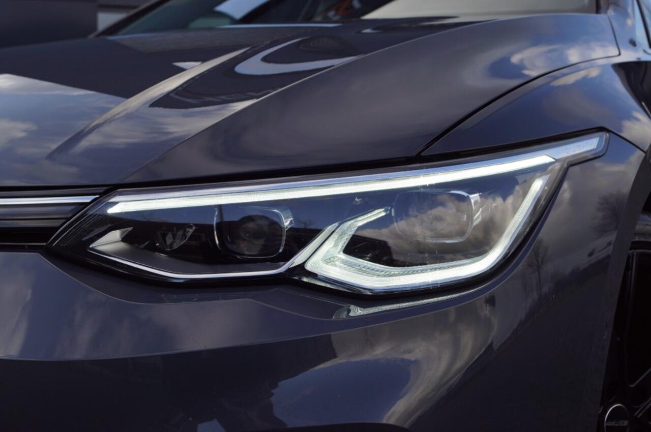 Volkswagen GOLF 1.5 eTSI DSG Style 150pk /Panodak /Camera/Trekhaak afnb./ IQ LED /Navi Pro/ 19 Inch LM