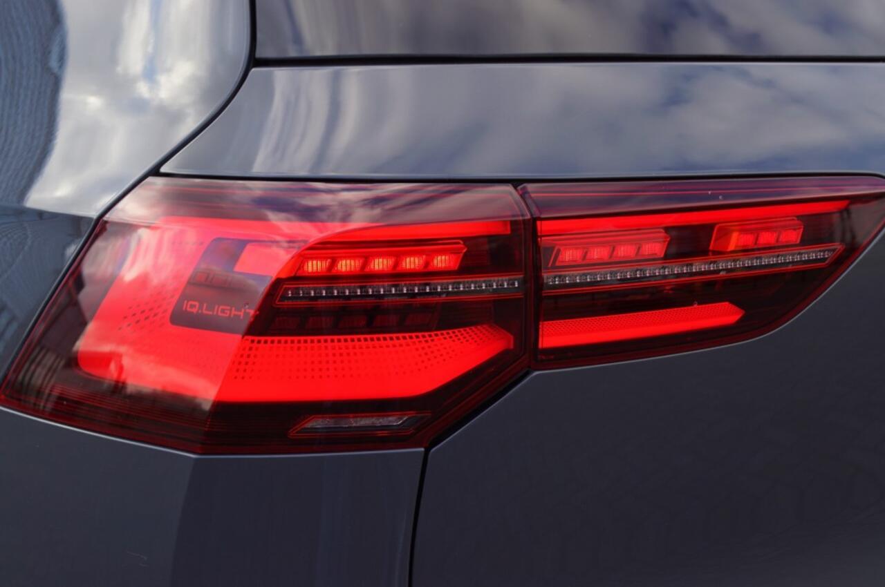 Volkswagen GOLF 1.5 eTSI DSG Style 150pk /Panodak /Camera/Trekhaak afnb./ IQ LED /Navi Pro/ 19 Inch LM