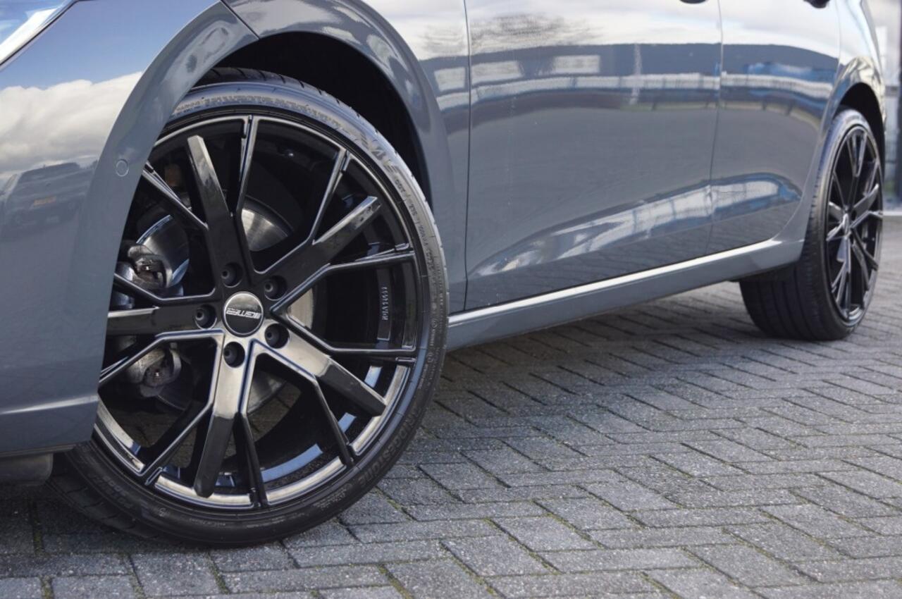 Volkswagen GOLF 1.5 eTSI DSG Style 150pk /Panodak /Camera/Trekhaak afnb./ IQ LED /Navi Pro/ 19 Inch LM