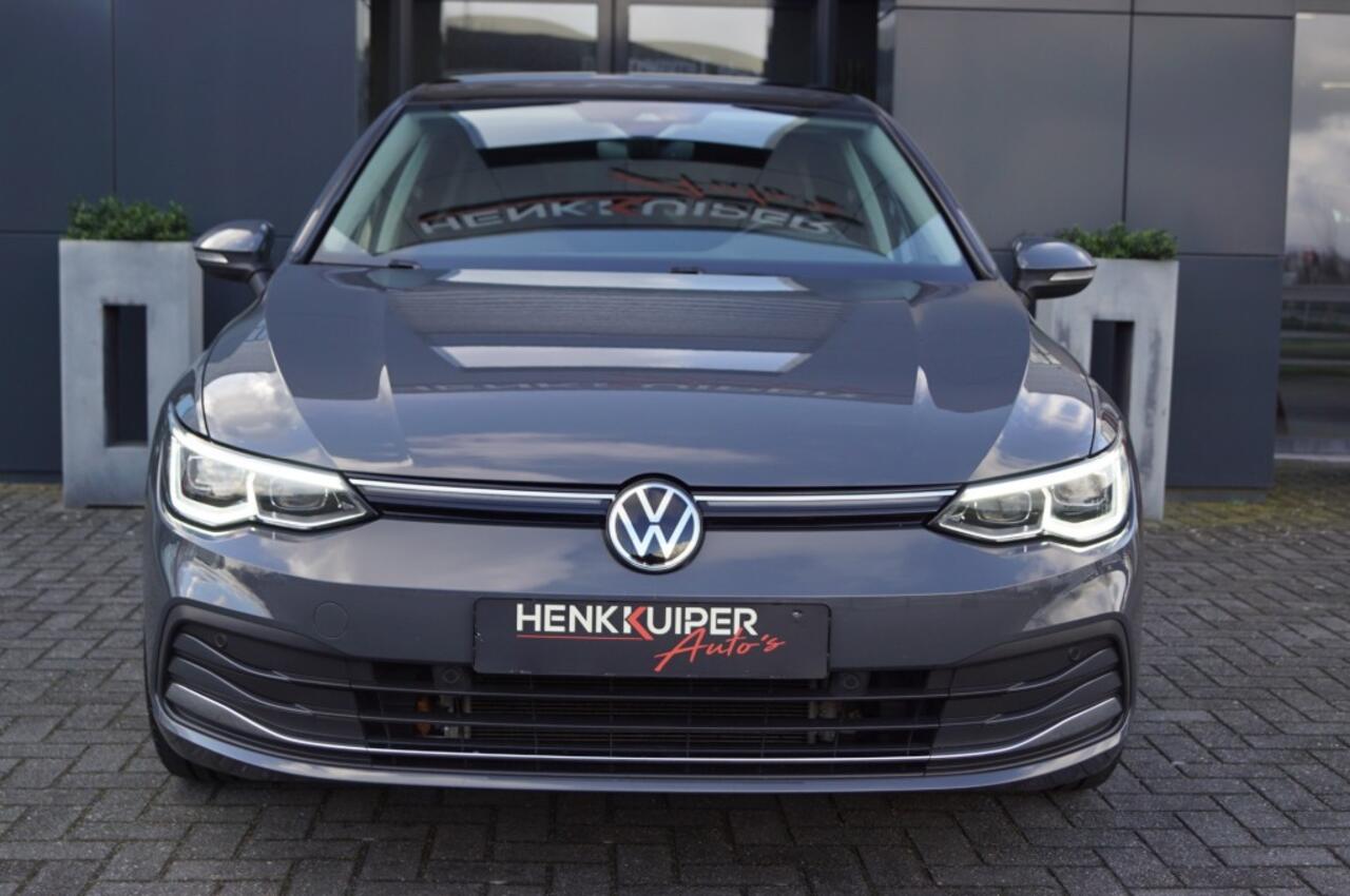 Volkswagen GOLF 1.5 eTSI DSG Style 150pk /Panodak /Camera/Trekhaak afnb./ IQ LED /Navi Pro/ 19 Inch LM