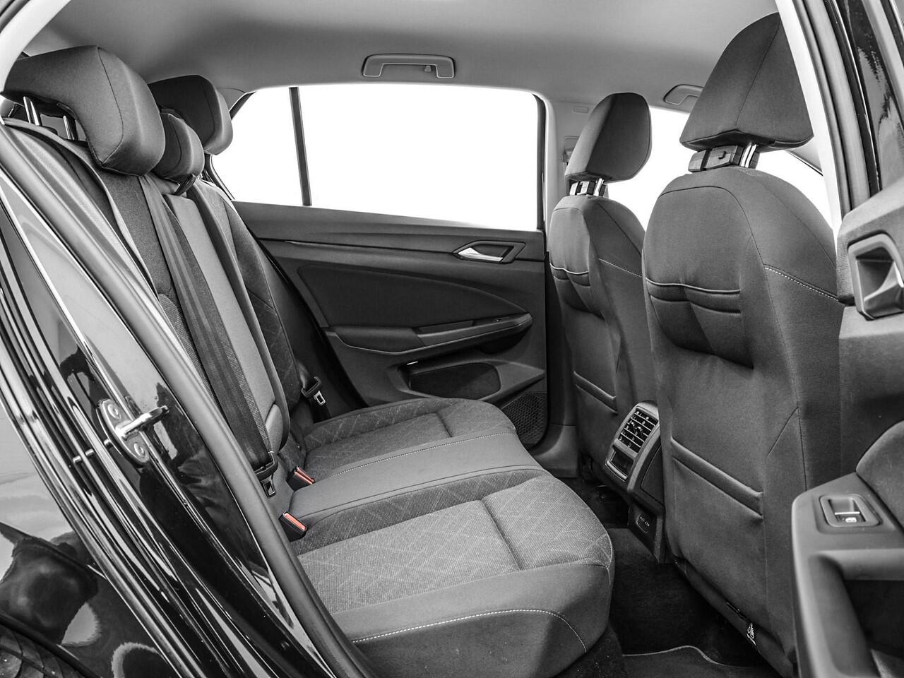 Volkswagen GOLF 1.5 TSI 130pk Life · Apple/Android Car Play · Aadaptive Cruise Control · Stuur- & Stoelverwarming · Trekhaak · Navigatie · Sfeerverlichting · 17"Velgen ·