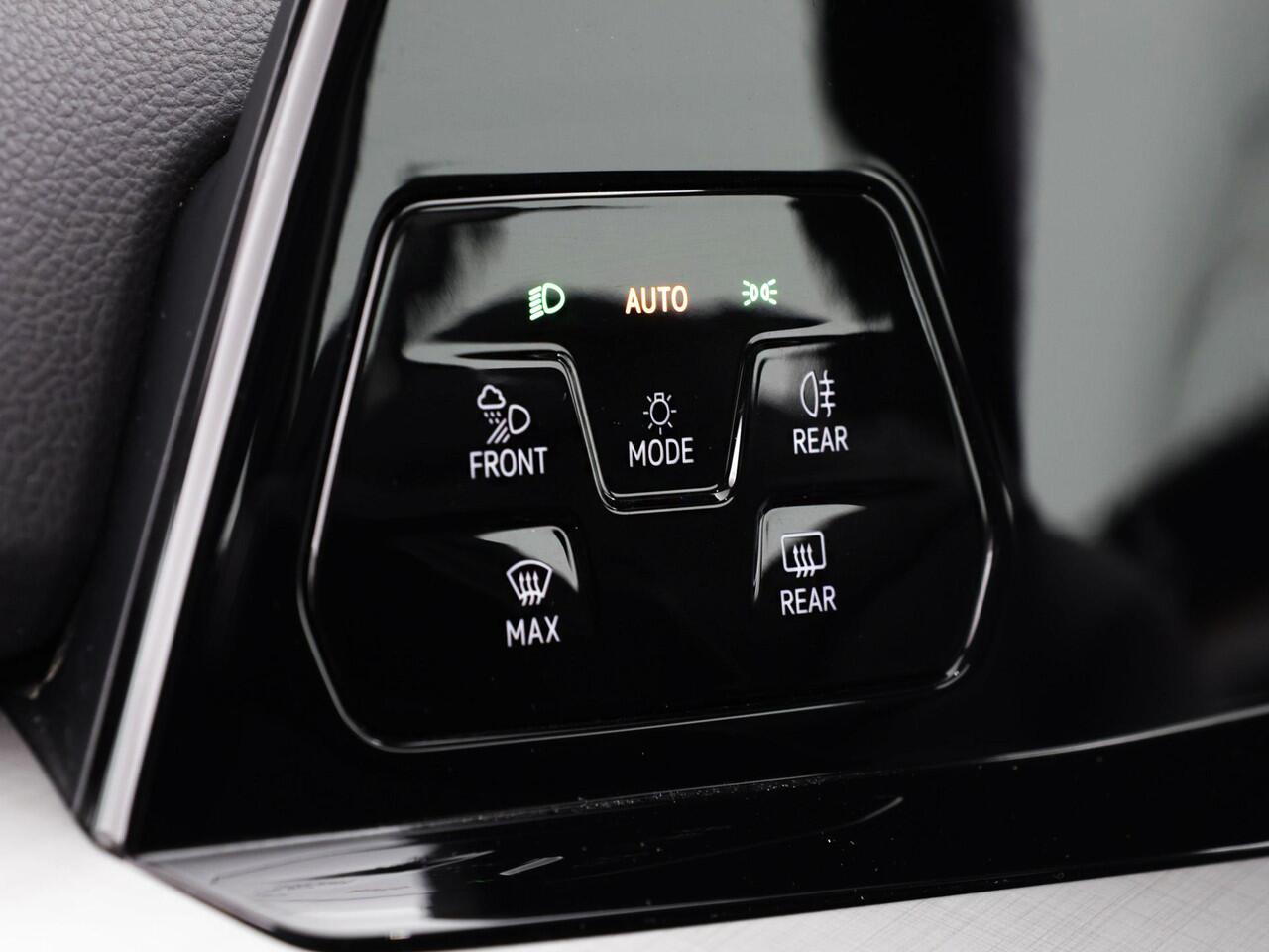 Volkswagen GOLF 1.5 TSI 130pk Life · Apple/Android Car Play · Aadaptive Cruise Control · Stuur- & Stoelverwarming · Trekhaak · Navigatie · Sfeerverlichting · 17"Velgen ·