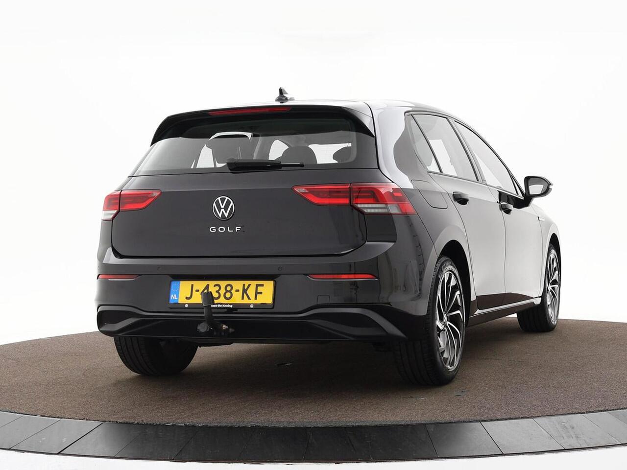 Volkswagen GOLF 1.5 TSI 130pk Life · Apple/Android Car Play · Aadaptive Cruise Control · Stuur- & Stoelverwarming · Trekhaak · Navigatie · Sfeerverlichting · 17"Velgen ·