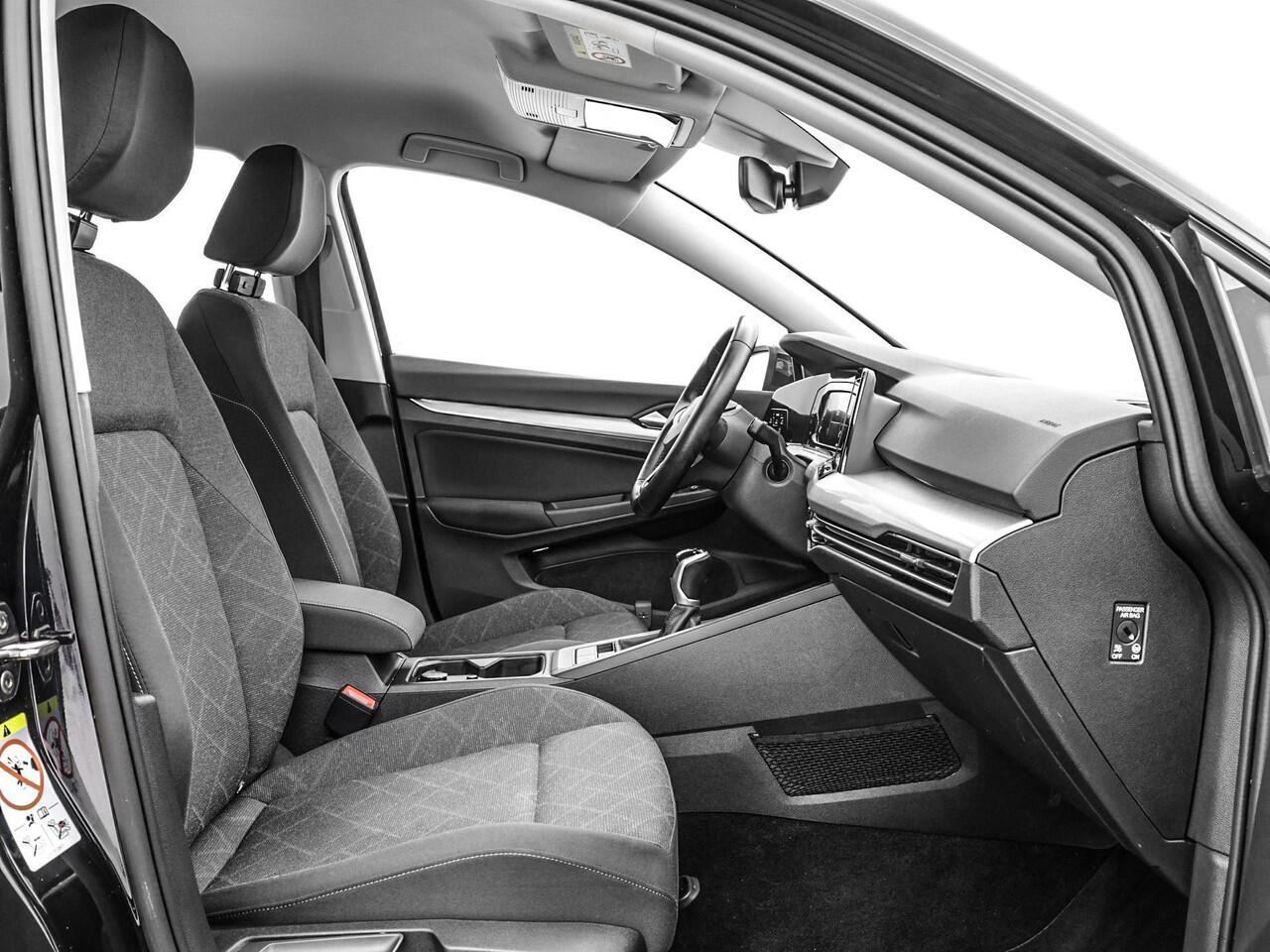 Volkswagen GOLF 1.5 TSI 130pk Life · Apple/Android Car Play · Aadaptive Cruise Control · Stuur- & Stoelverwarming · Trekhaak · Navigatie · Sfeerverlichting · 17"Velgen ·