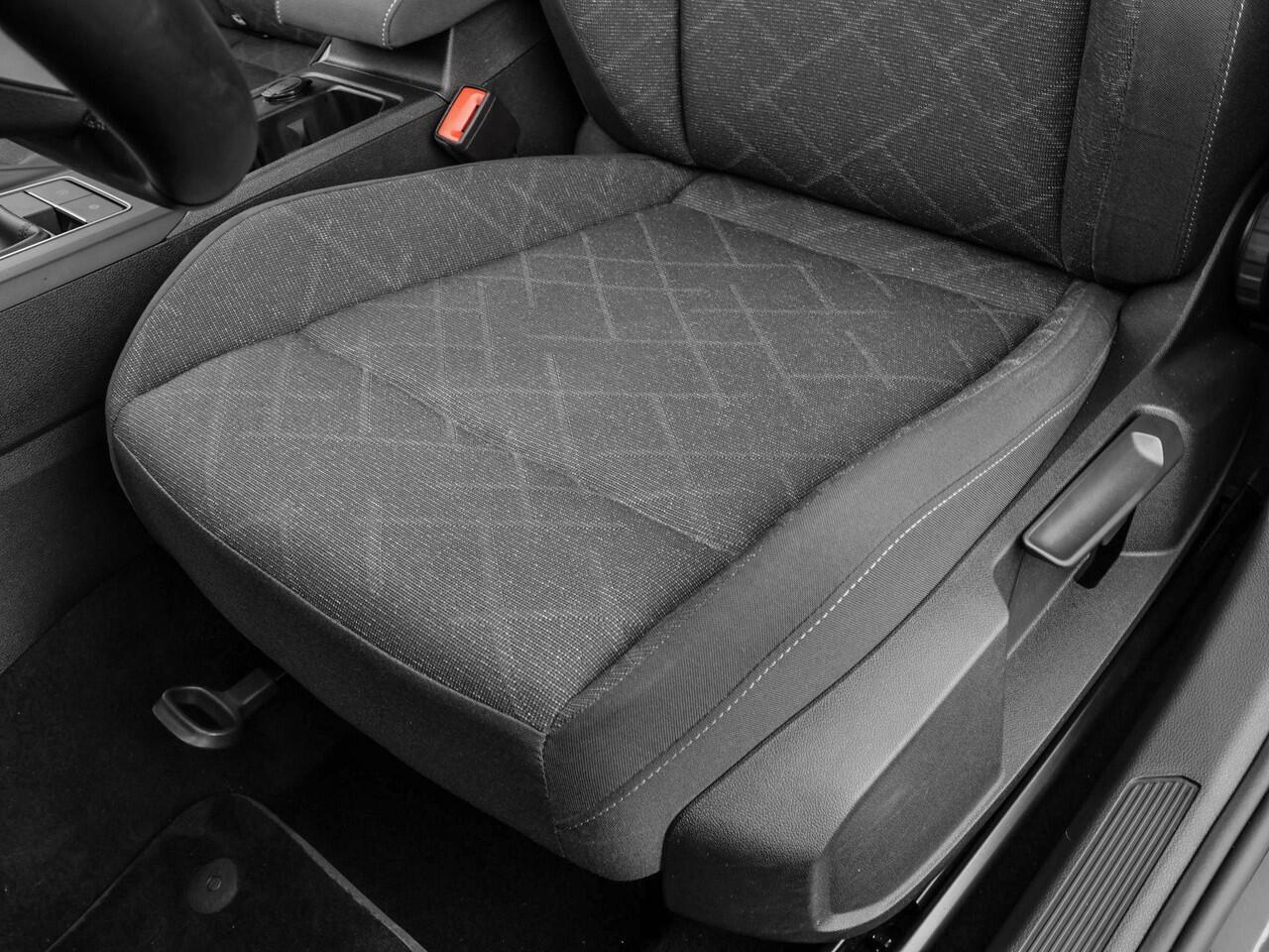 Volkswagen GOLF 1.5 TSI 130pk Life · Apple/Android Car Play · Aadaptive Cruise Control · Stuur- & Stoelverwarming · Trekhaak · Navigatie · Sfeerverlichting · 17"Velgen ·