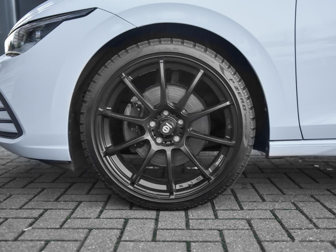 Volkswagen GOLF 1.5 TSI First Edition Led Navi Sfeer verlichting Acc 19 inch velgen