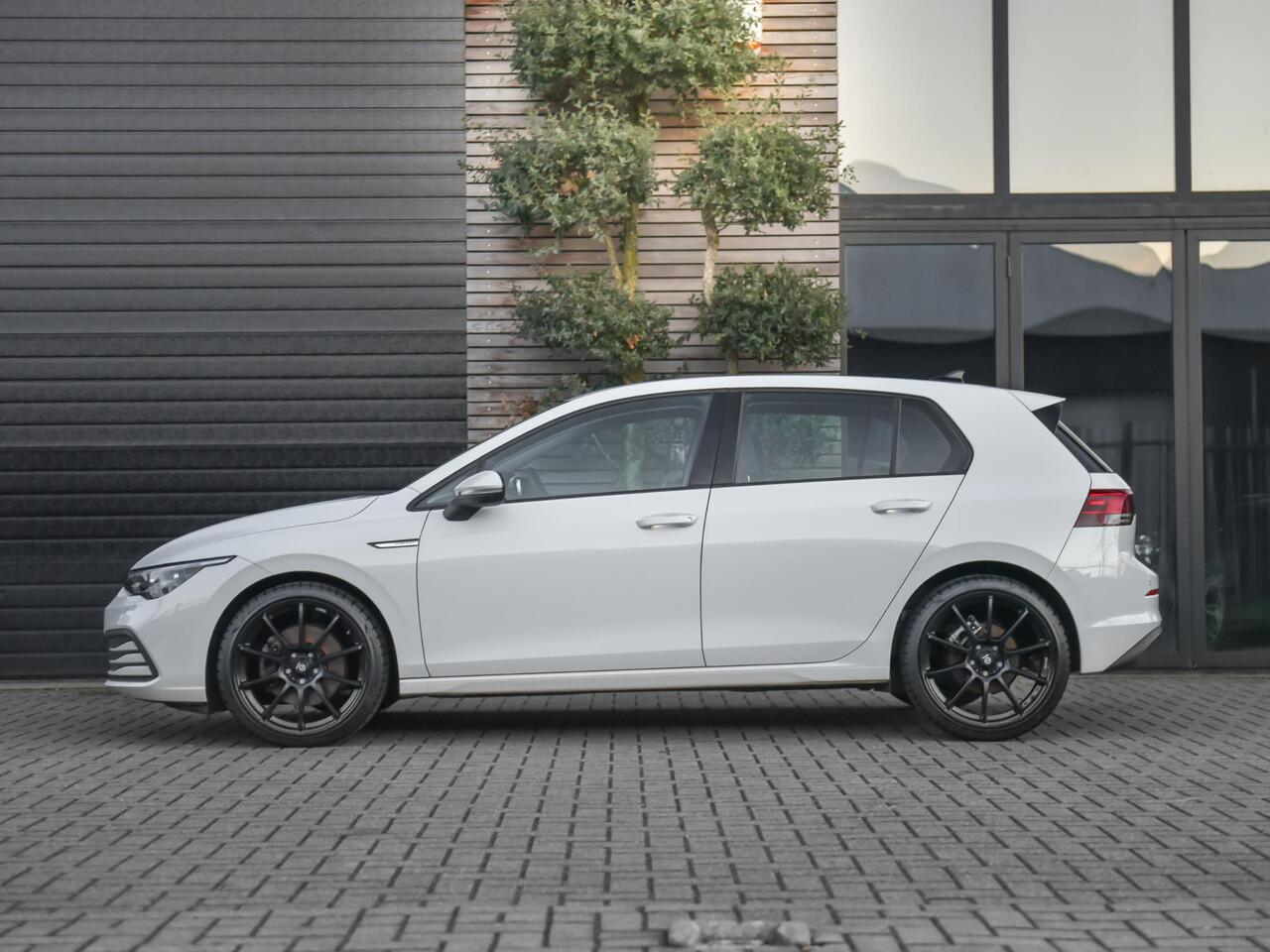 Volkswagen GOLF 1.5 TSI First Edition Led Navi Sfeer verlichting Acc 19 inch velgen