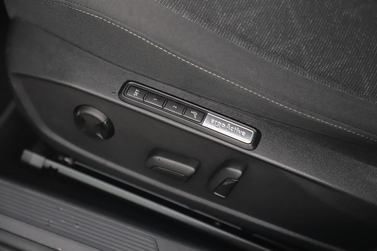 Volkswagen GOLF Variant 1.0 eTSI Life Automaat Navigatie Carplay Android Memory Sportstoel Getint Glas 17 inch LMV Sfeerverlichting Adaptive Cruise