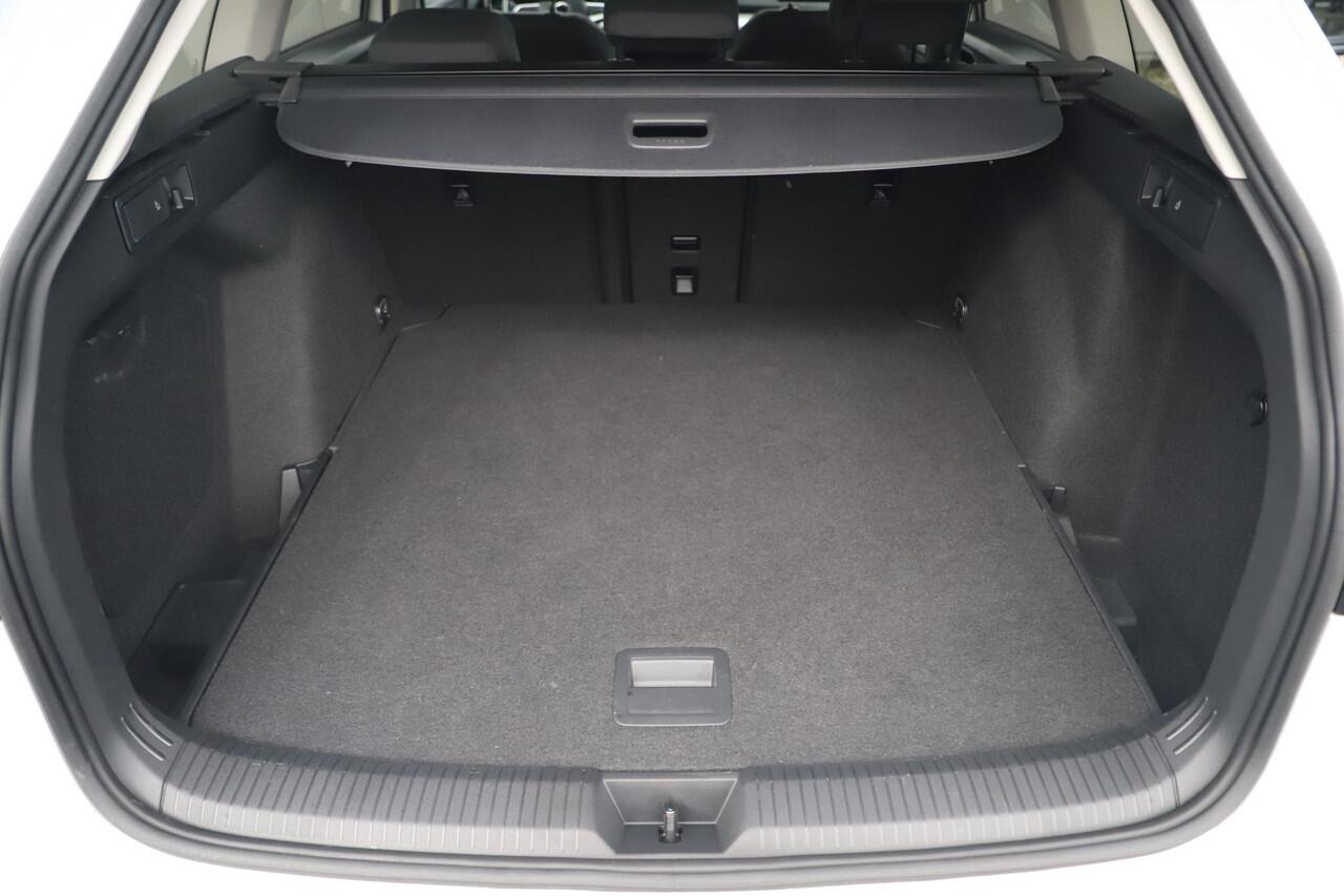 Volkswagen GOLF Variant 1.0 eTSI Life Automaat Navigatie Carplay Android Memory Sportstoel Getint Glas 17 inch LMV Sfeerverlichting Adaptive Cruise