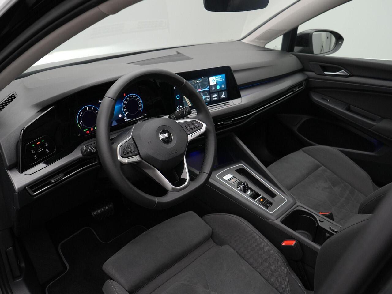 Volkswagen GOLF 1.4 204 pk DSG eHybrid Style | Panoramadak | Trekhaak | Geheugen-/massagestoel | Stuur-/stoelverwarming | Alcantara