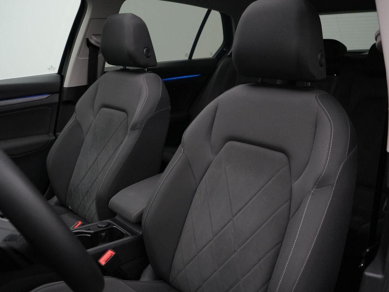 Volkswagen GOLF 1.4 204 pk DSG eHybrid Style | Panoramadak | Trekhaak | Geheugen-/massagestoel | Stuur-/stoelverwarming | Alcantara