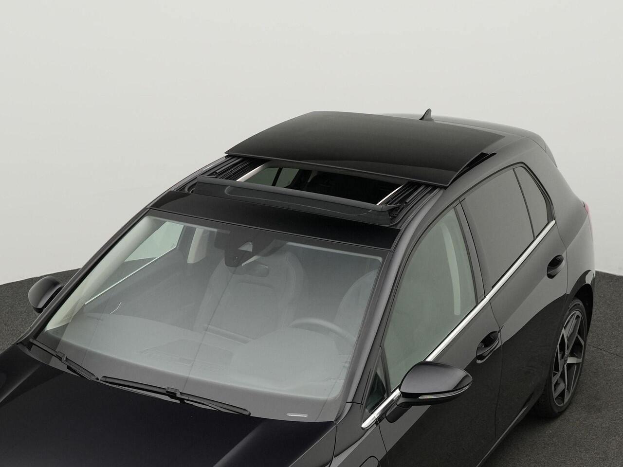 Volkswagen GOLF 1.4 204 pk DSG eHybrid Style | Panoramadak | Trekhaak | Geheugen-/massagestoel | Stuur-/stoelverwarming | Alcantara