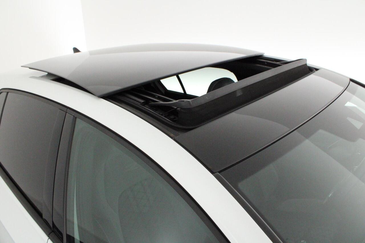 Volkswagen GOLF 1.5 TSI 130pk 2x R-Line Oryx Wit Panoramadak Harman Kardon Stoelverwarming Navigatie