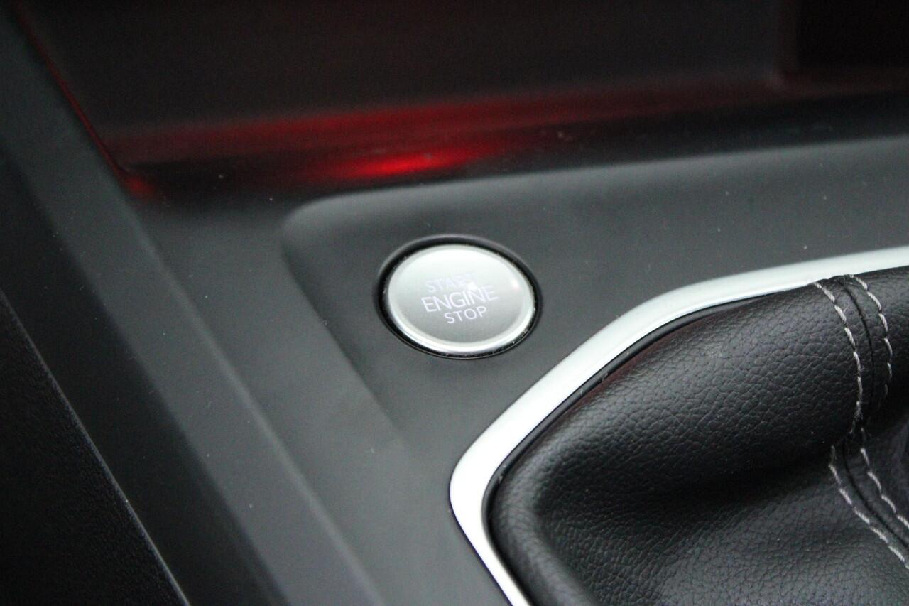 Volkswagen GOLF 1.5 TSI 130pk 2x R-Line Oryx Wit Panoramadak Harman Kardon Stoelverwarming Navigatie