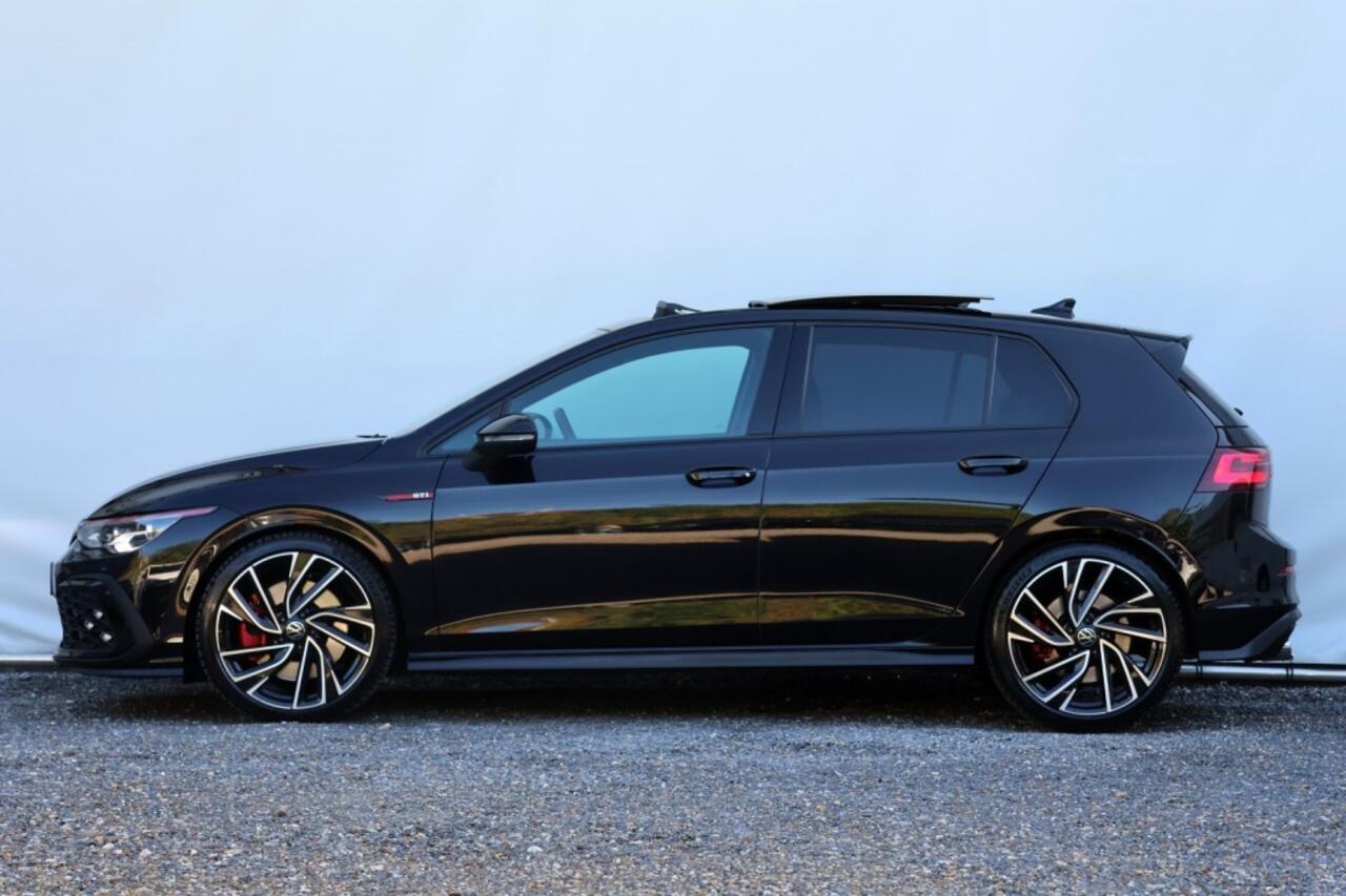 Volkswagen GOLF 2.0 TSI GTI - 245 pk **Pano / IQ Light / Harman Kardon / Leder / DCC