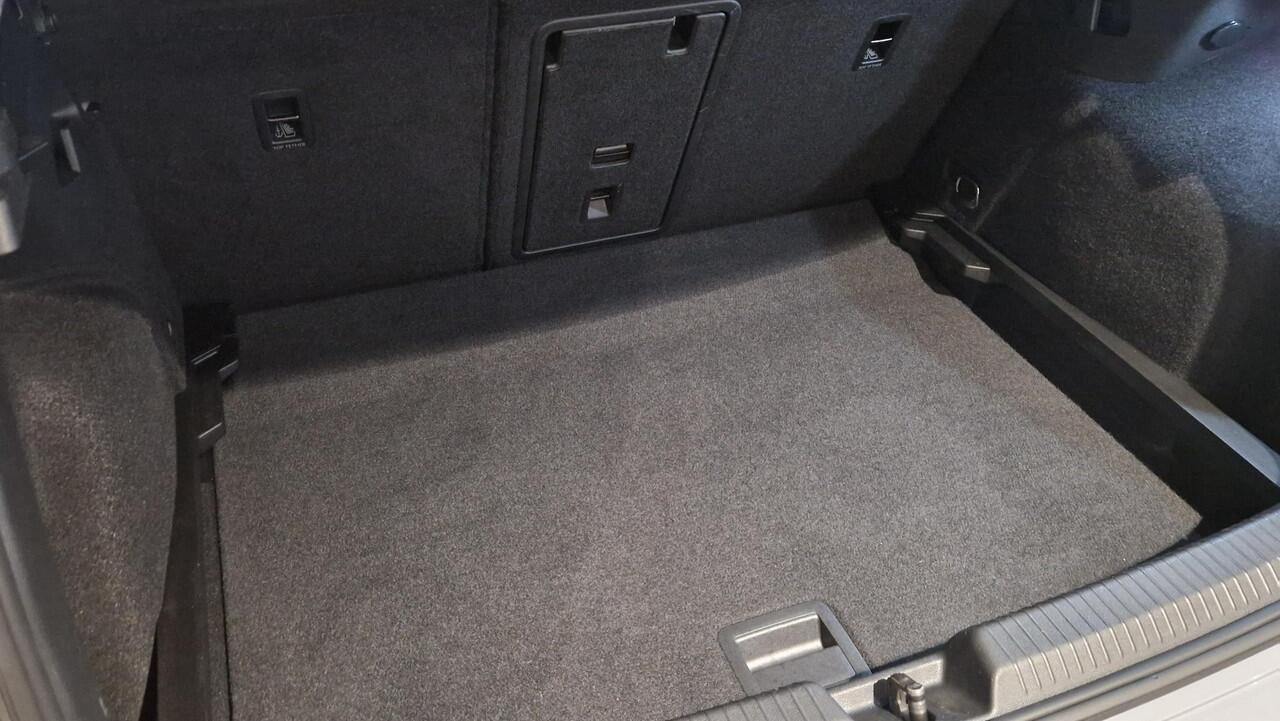 Volkswagen GOLF 1.0 TSI Life | Digitaal dashboard | Sfeerverlichting | Adaptive Cruise control |