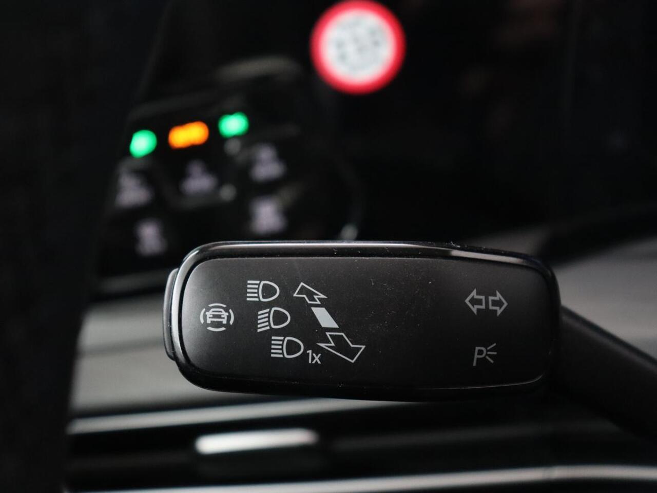 Volkswagen GOLF 1.4 eHybrid Style | Trekhaak | Stoelverwarming | Massage | Carplay | Memory | Navigatie | Adaptive cruise | Full LED | Parkeerhulp | Sfeerverlichting | PHEV | Plug In