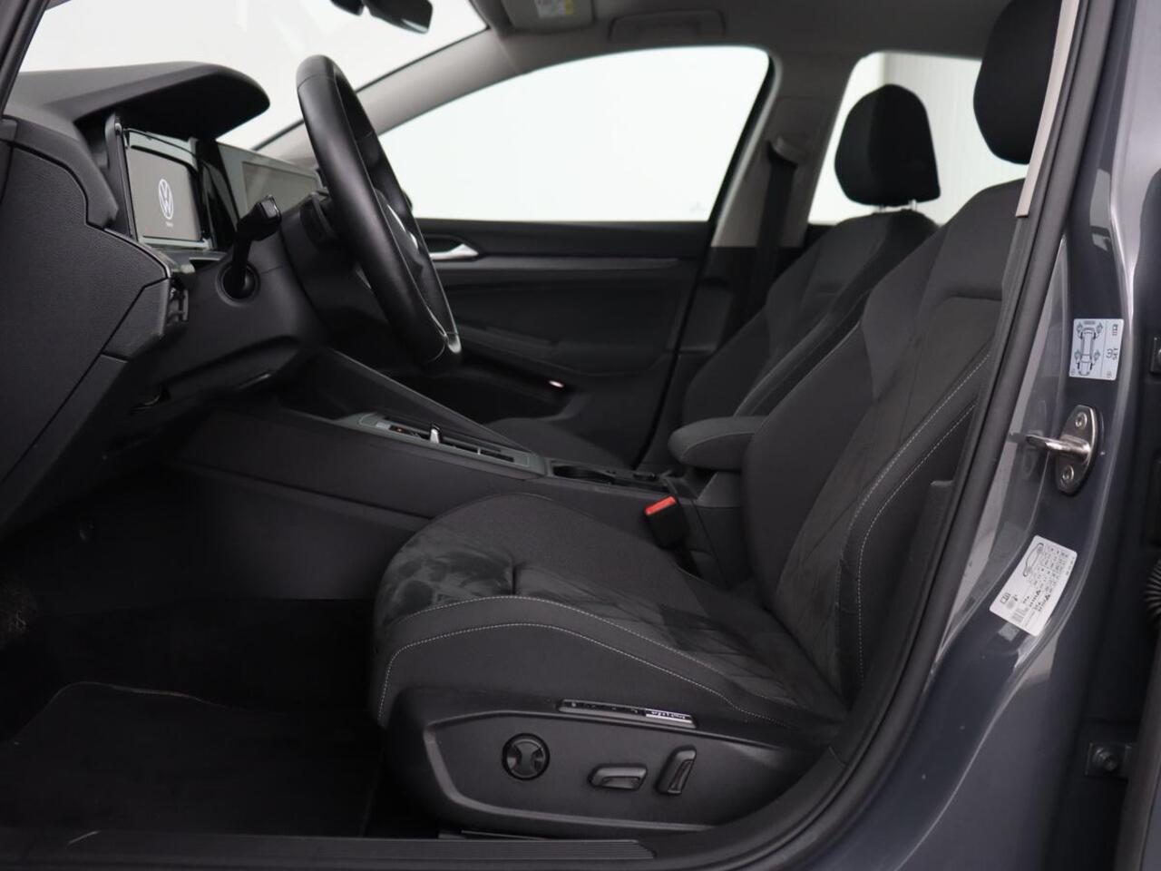 Volkswagen GOLF 1.4 eHybrid Style | Trekhaak | Stoelverwarming | Massage | Carplay | Memory | Navigatie | Adaptive cruise | Full LED | Parkeerhulp | Sfeerverlichting | PHEV | Plug In