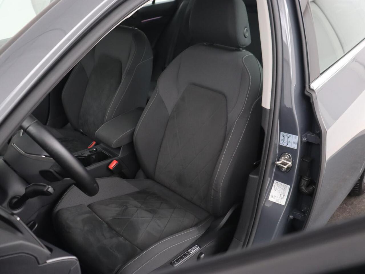 Volkswagen GOLF 1.4 eHybrid Style | Trekhaak | Stoelverwarming | Massage | Carplay | Memory | Navigatie | Adaptive cruise | Full LED | Parkeerhulp | Sfeerverlichting | PHEV | Plug In