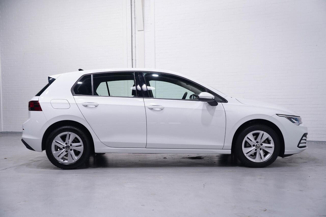 Volkswagen GOLF 1.0 eTSI Life Navi Camera PDC v+a Apple Carplay 1e Eig. NAP