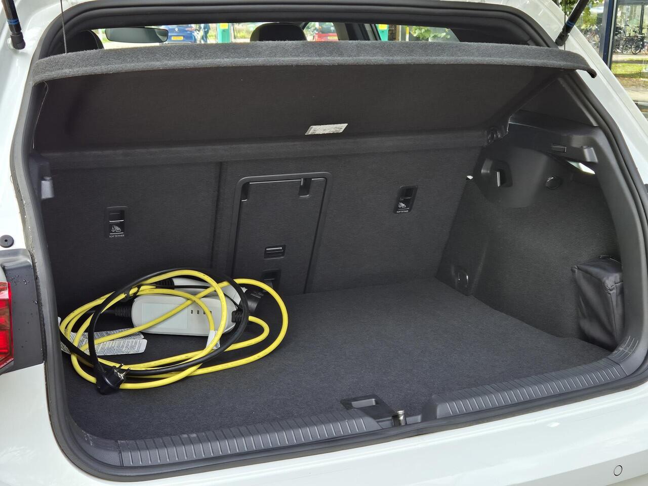 Volkswagen GOLF 1.4 eHybrid GTE | Digitaal Dashboard | Leer | Stoel + Stuurverwarming + Stoelkoeling| Navigatie | Climate Control | Parkeersensoren