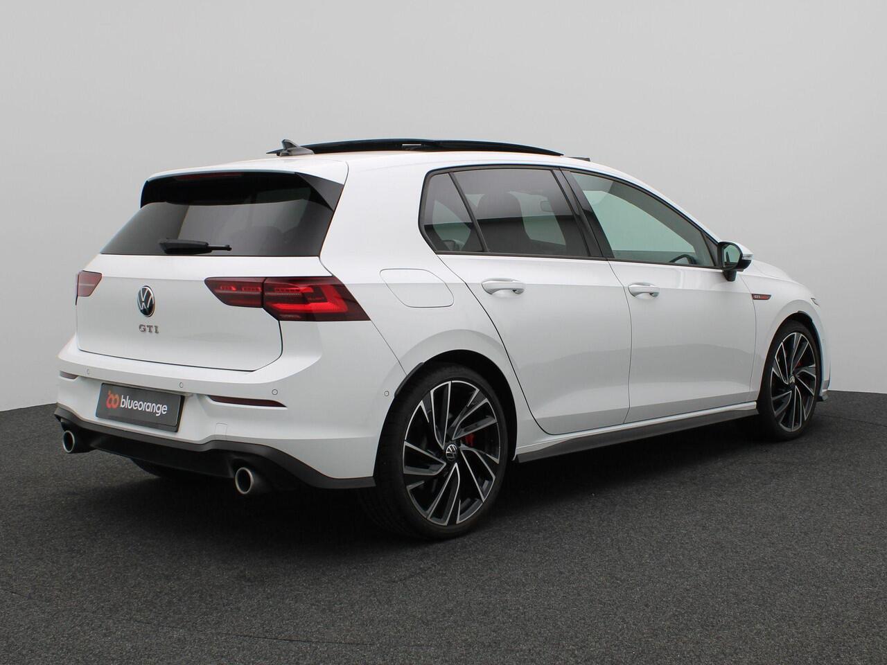 Volkswagen GOLF 2.0 TSI GTI 245PK DSG Pano-Schuifdak, Matrix-LED, Head-up Display, Dodehoek Sensor, Achterruitrijcamera, Adaptieve Cruise Control, Stoel-Stuurverwarming, 19" LM Velgen