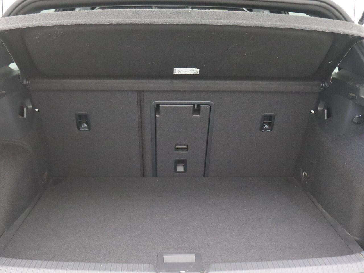 Volkswagen GOLF 2.0 TSI GTI 245PK DSG Pano-Schuifdak, Matrix-LED, Head-up Display, Dodehoek Sensor, Achterruitrijcamera, Adaptieve Cruise Control, Stoel-Stuurverwarming, 19" LM Velgen