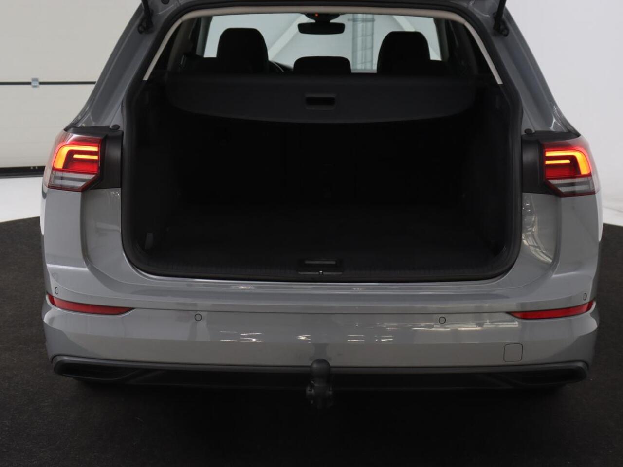 Volkswagen GOLF 1.0 TSI Life | Trekhaak | Stoelverwarming | Camera | Carplay | Adaptive cruise | Stuurverwarming | Navigatie | Getint glas | Full LED | Climate control | Digital Cockpit | Sfeerverlichting