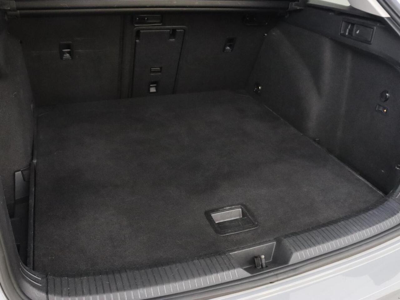 Volkswagen GOLF 1.0 TSI Life | Trekhaak | Stoelverwarming | Camera | Carplay | Adaptive cruise | Stuurverwarming | Navigatie | Getint glas | Full LED | Climate control | Digital Cockpit | Sfeerverlichting