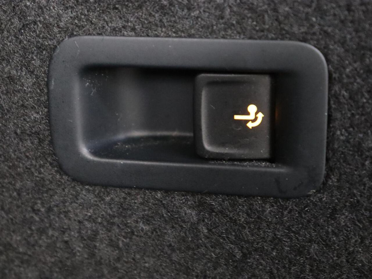 Volkswagen GOLF 1.0 TSI Life | Trekhaak | Stoelverwarming | Camera | Carplay | Adaptive cruise | Stuurverwarming | Navigatie | Getint glas | Full LED | Climate control | Digital Cockpit | Sfeerverlichting