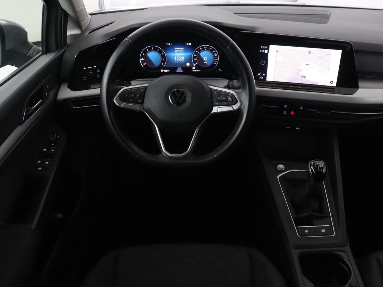 Volkswagen GOLF 1.0 TSI Life | Trekhaak | Stoelverwarming | Camera | Carplay | Adaptive cruise | Stuurverwarming | Navigatie | Getint glas | Full LED | Climate control | Digital Cockpit | Sfeerverlichting