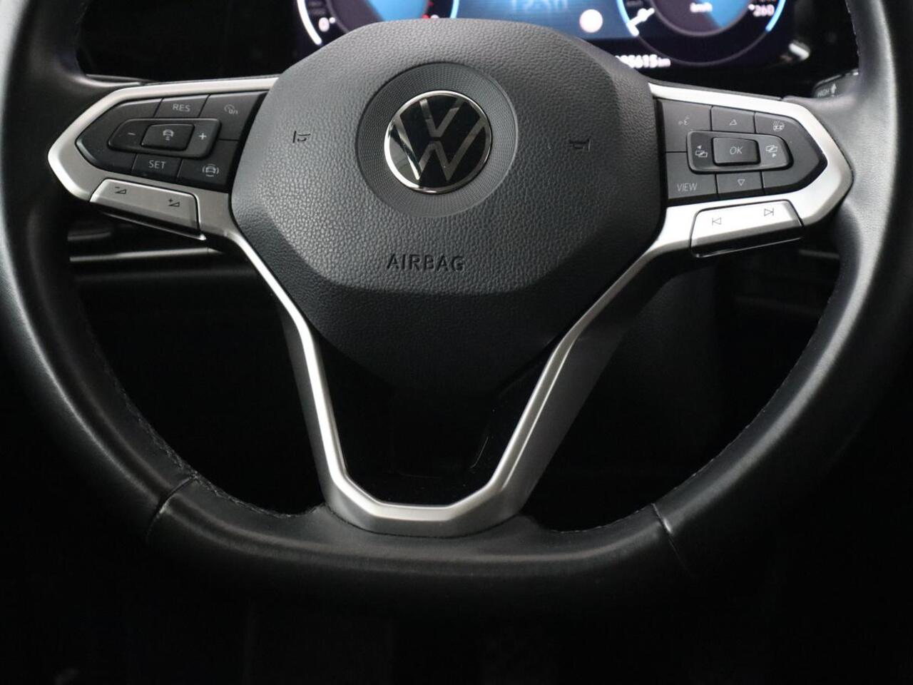 Volkswagen GOLF 1.0 TSI Life | Trekhaak | Stoelverwarming | Camera | Carplay | Adaptive cruise | Stuurverwarming | Navigatie | Getint glas | Full LED | Climate control | Digital Cockpit | Sfeerverlichting