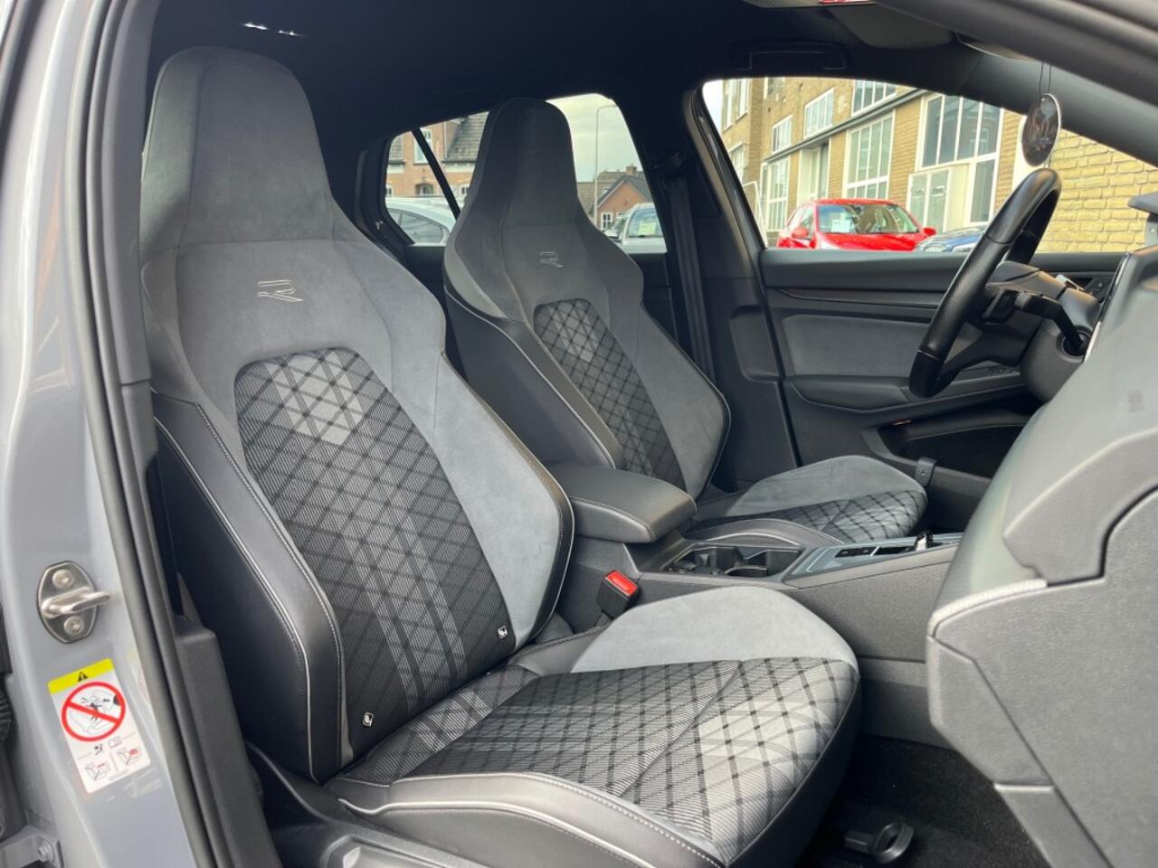 Volkswagen GOLF 1.5 eTSI 150PK R-LINE AUTOMAAT/CARPLAY/LED/18/MOONSTONEGREY/NL-AUTO