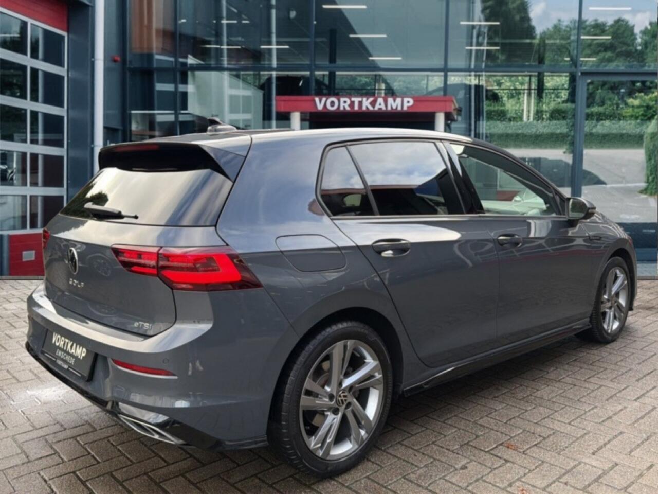 Volkswagen GOLF 1.5 eTSI DSG R-LINE CAMERA/NAVI/CARPLAY/ACC/STOEL-STUURVERW
