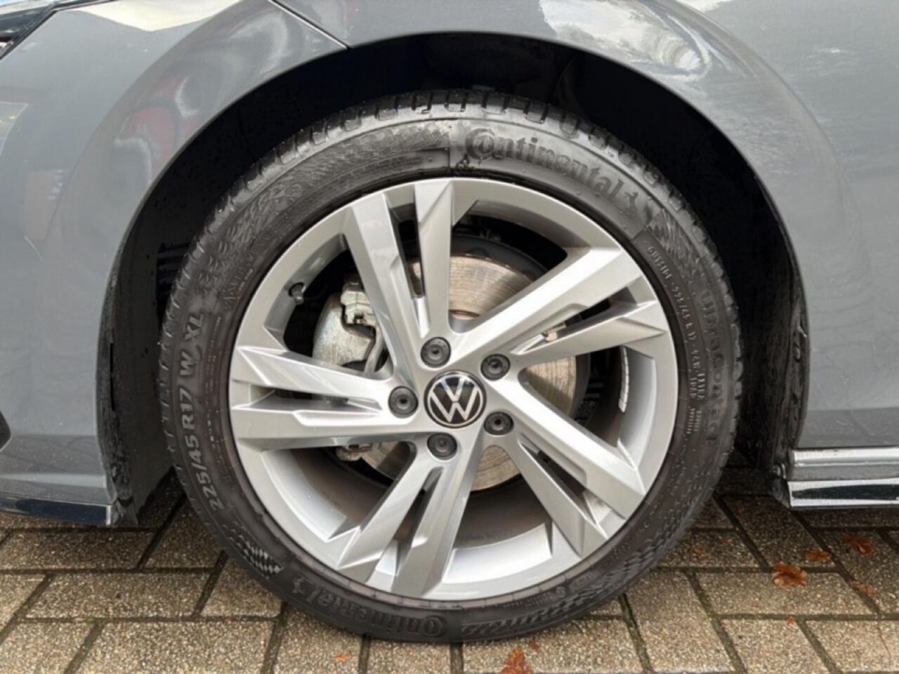 Volkswagen GOLF 1.5 eTSI DSG R-LINE CAMERA/NAVI/CARPLAY/ACC/STOEL-STUURVERW