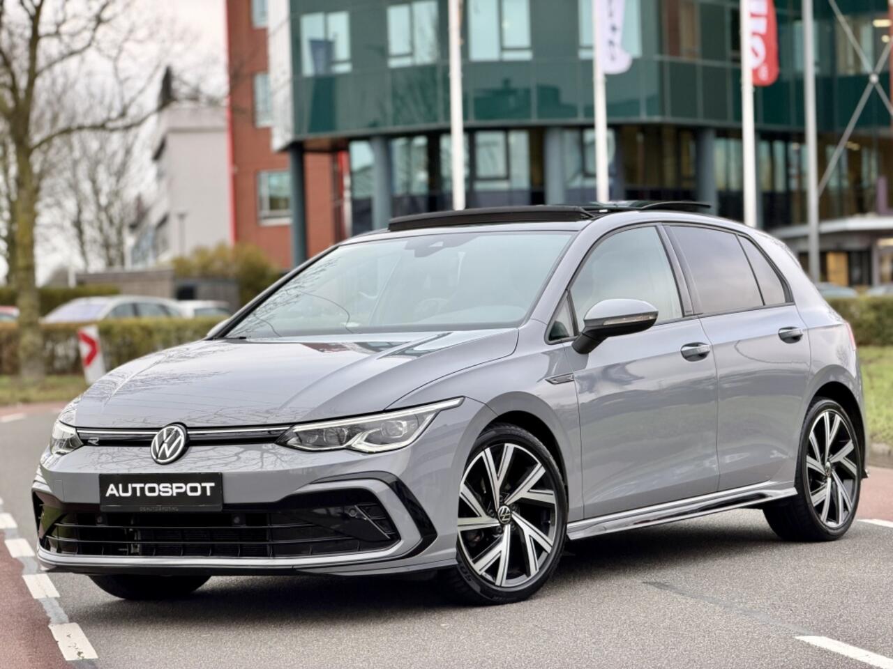 Volkswagen GOLF 1.5 eTSI R-Line Pano Navi ACC H&K IQ Light