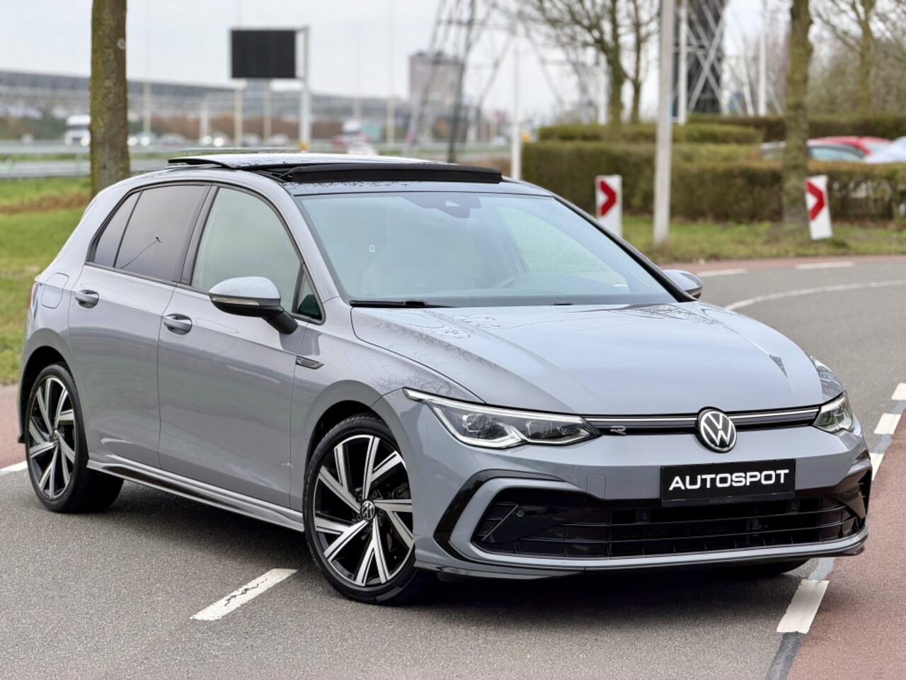 Volkswagen GOLF 1.5 eTSI R-Line Pano Navi ACC H&K IQ Light