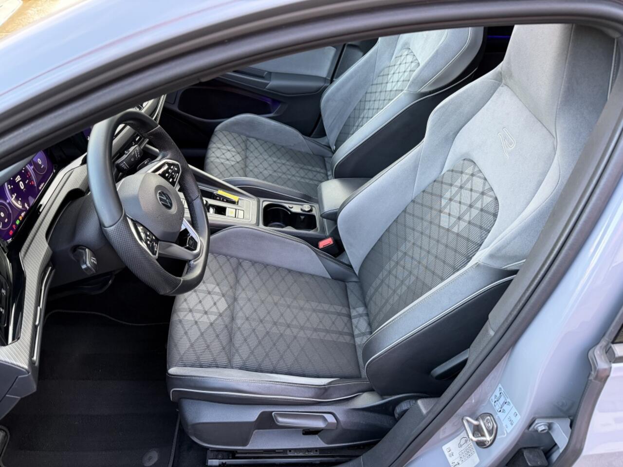 Volkswagen GOLF 1.5 eTSI R-Line Pano Navi ACC H&K IQ Light