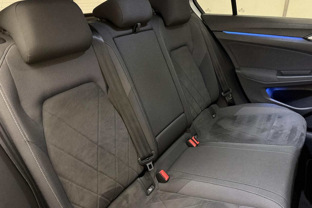 Volkswagen GOLF 1.4 eHybrid Style 204pk | DSG | Trekhaak | Navigatie |Apple Carplay/Android Auto | Adapt. Cruise | 3-Zone Clim. Control | LED koplampen