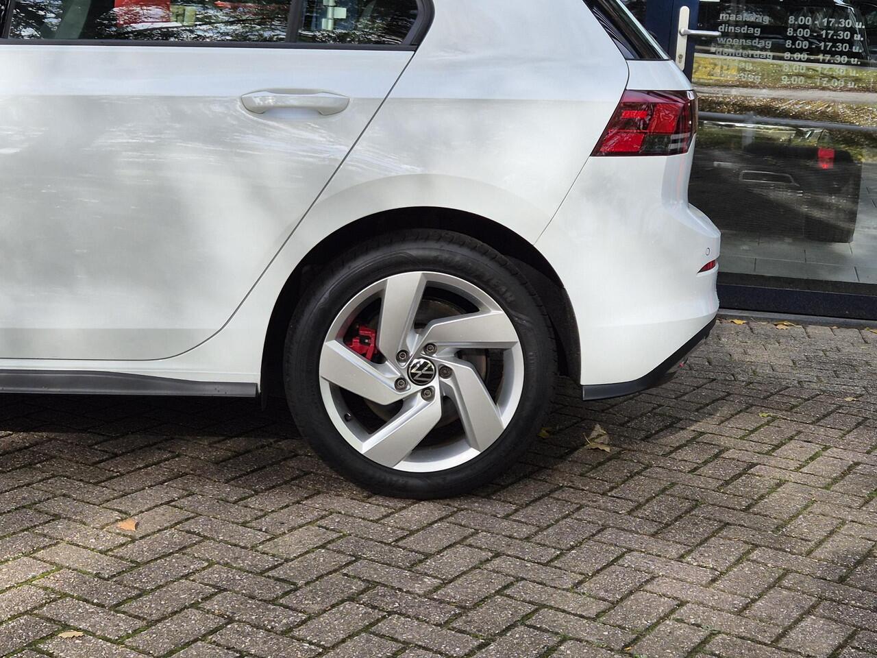 Volkswagen GOLF 1.4 eHybrid GTE | Digitaal Dashboard | Leer | Stoel + Stuurverwarming + Stoelkoeling| Navigatie | Climate Control | Parkeersensoren