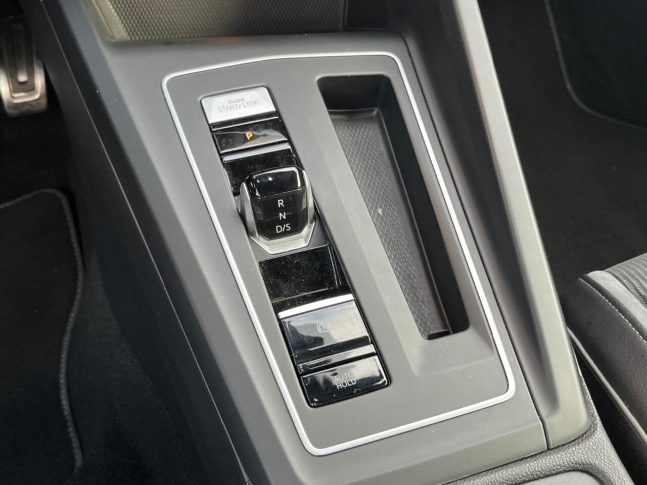 Volkswagen GOLF 1.5 eTSI 150PK R-LINE AUTOMAAT/CARPLAY/LED/18/MOONSTONEGREY/NL-AUTO